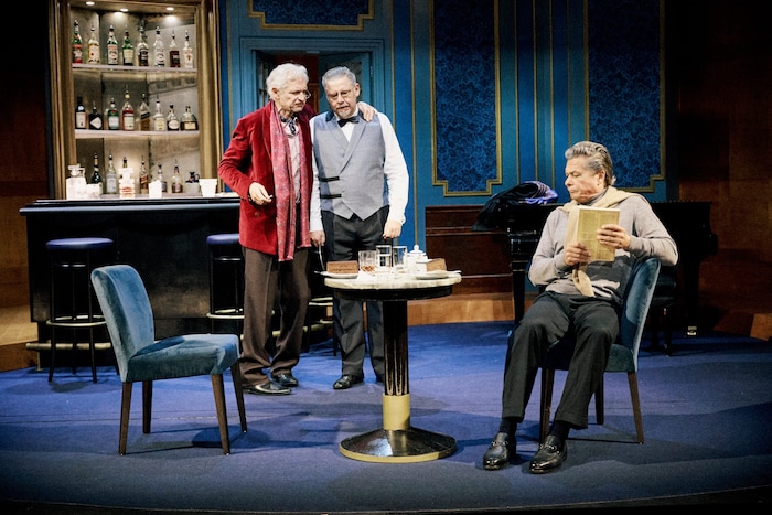 Günter Franzmeier als Bernstein mit „Kellner“ Alexander Strömer und „Karajan“ Michael Dangl ...