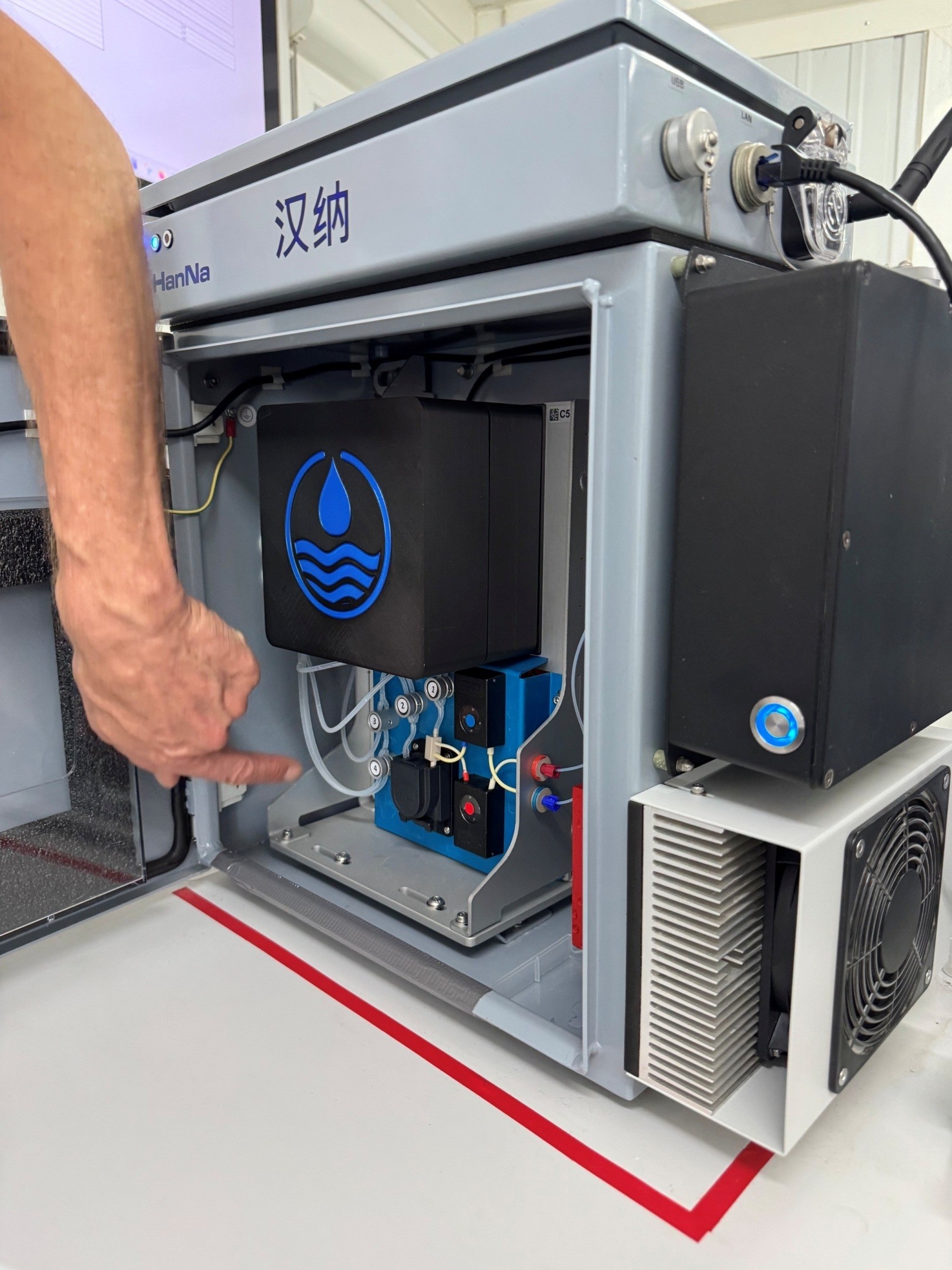 Das innovative Messsystem analysiert die Wasserqualität vollautomatisch in nur 15 Minuten.
