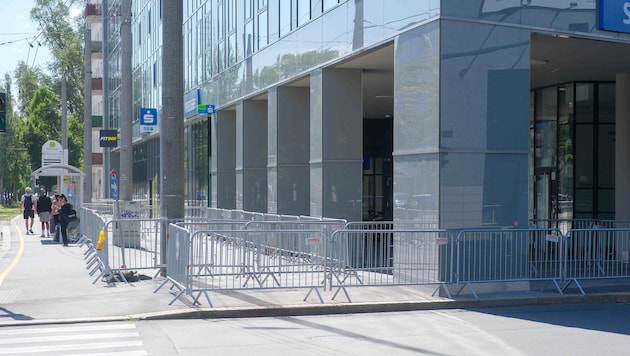 Die Absperrungen rund um den High Five Tower am Bulgariplatz sollten, nachdem es im Juli zu ...