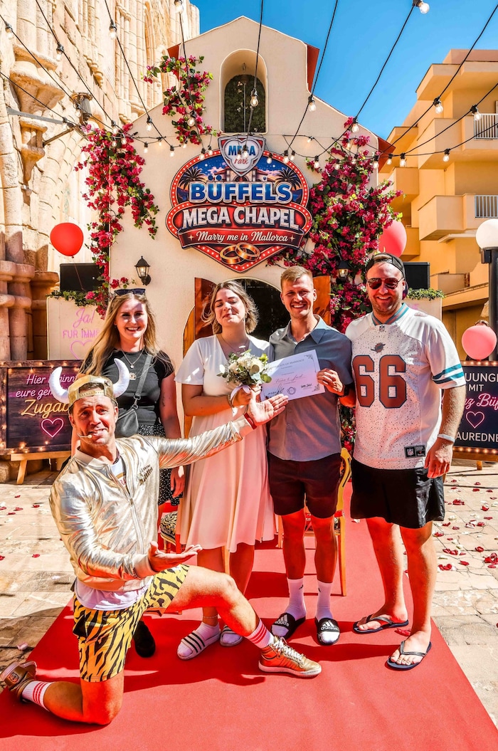 Auf Wunsch gibt es auch amtliche Hochzeiten. Lorenz Büffel hat auf Wunsch und Vorbestellungen ...