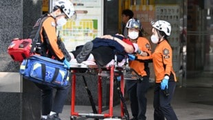 Ein Opfer wird nach der Messerattacke in einem Supermarkt in der Küstenstadt  Incheon von ...