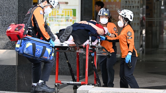 Ein Opfer wird nach der Messerattacke in einem Supermarkt in der Küstenstadt Incheon von ...