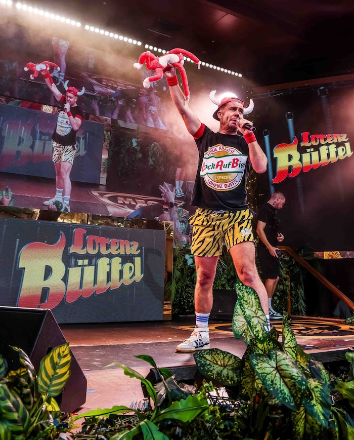 Abends heizt Lorenz Büffel den Partywilligen im Megapark ein.