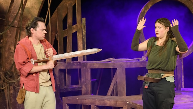 Vinzent Gebesmair (Spourgitis) und Alexandra Diana Nedel (Briseis) spielen zwei junge Menschen, ...