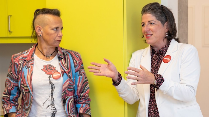 „Hafen“-Leiterin Eva Szigetvari und Volkshilfe-Wien-Chefin Tanja Wehsely (rechts) sind stolz auf ...