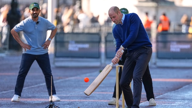 Prinz William versucht sich auf The Mall als Sport-Star. Mit dem Schläger machte er eine gute ...