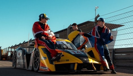 Der Tiroler Simon Schranz (l.) gemeinsam mit seinem Teamkollegen Alex Gardner (r.) nach der ...