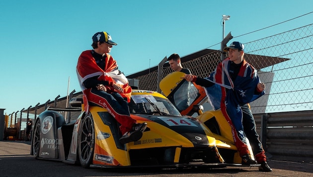 Der Tiroler Simon Schranz (l.) gemeinsam mit seinem Teamkollegen Alex Gardner (r.) nach der ...
