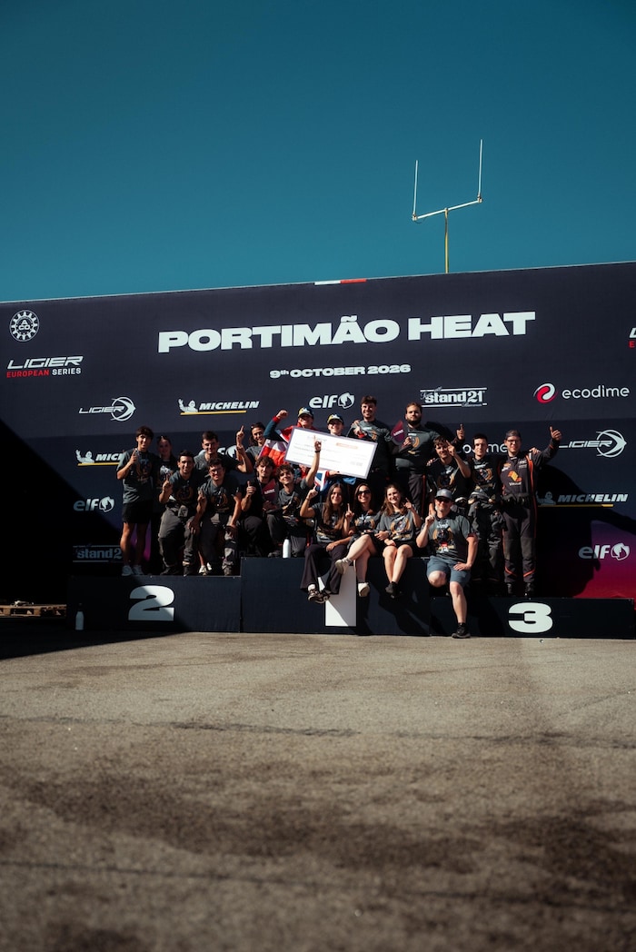 Schranz bei der Meisterfeier mit seinem Team Virage in Portimao.