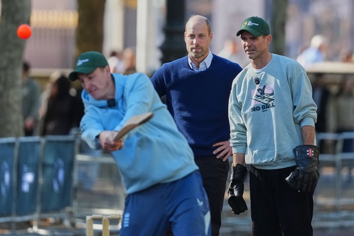 Prinz William (M.) verfolgt gemeinsam mit Ex-Cricket-Star Jimmy Anderson die Aktionen von ...