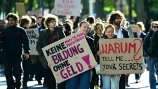 Verkehrschaos am Wiener Ring! Seit 15 Uhr protestieren Studierende und Uni-Angehörige noch ...