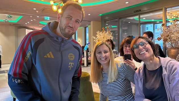 Zwei Lehrerinnen und ein Kicker: Harry Kane mit Katharina Lechner und Natascha Karisch.