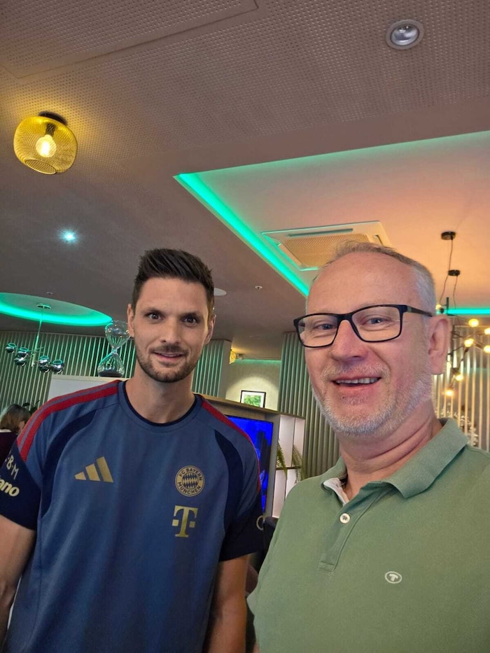 Torwart Sven Ulreich posierte mit dem Schuldirektor.