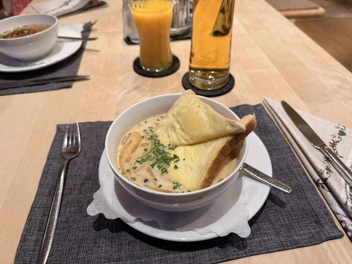 Deftige Stärkung im Gasthaus Oberbräu: eine cremige Suppe mit überbackenem Brot.