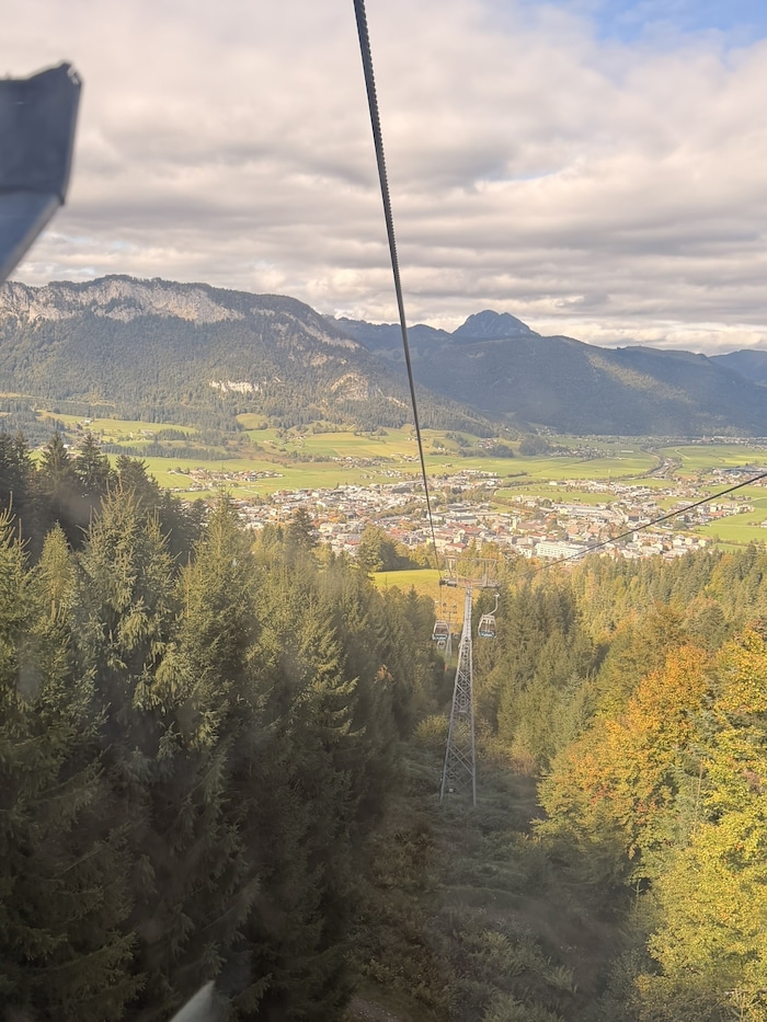 Schon die Gondelfahrt in St. Johann bietet einen herrlichen Blick auf die herbstliche ...
