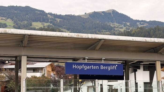 Nur wenige Gehminuten vom Bahnhof entfernt liegt das moderne Sportresort.