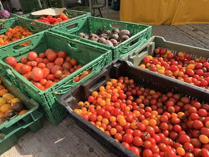 Frisch, regional und farbenfroh: Auch Gemüse aus der Region gehört zum Angebot des Wochenmarkts.