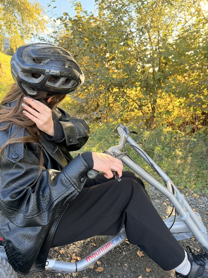 Helm auf, festhalten und los geht‘s: Mit den Mountaincarts wird die Talfahrt zum Abenteuer.
