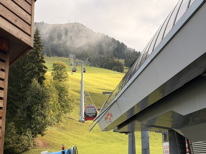 Mit der Gondel geht es hinauf auf die Hohe Salve, wo bereits das Frühstück auf uns wartet.