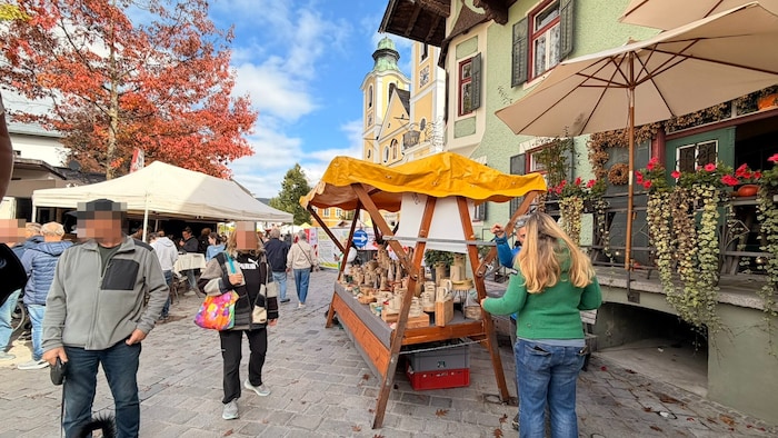 Zwischen bunten Marktständen und historischen Gebäuden lässt es sich gemütlich durch St. Johann ...
