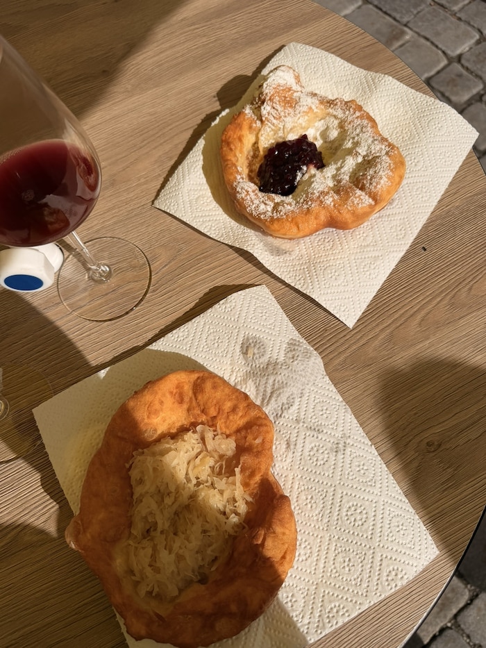 üß oder pikant? Die frisch zubereiteten Germkiachl am Wochenmarkt gibt es in beiden Varianten.