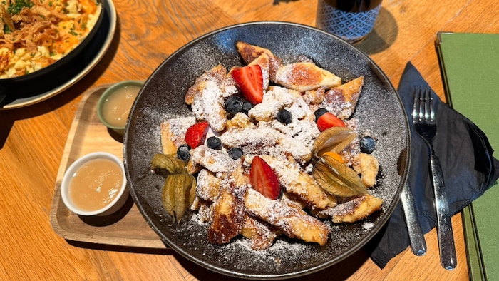Nach der Wanderung gönnen wir uns eine riesige Portion Kaiserschmarrn.