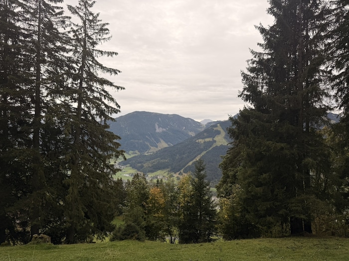 Herbstliche Farben und beeindruckende Bergpanoramen begleiten uns auf unserer Wanderung.