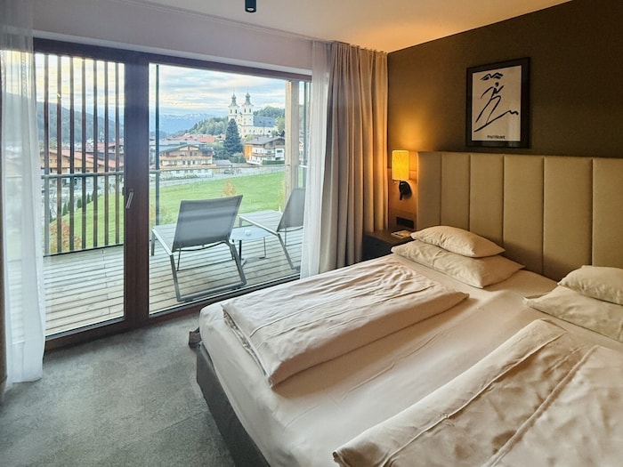 Gemütlich, geräumig und mit Balkon: Unser Zimmer im Hohe Salve Sportresort bietet einen ...