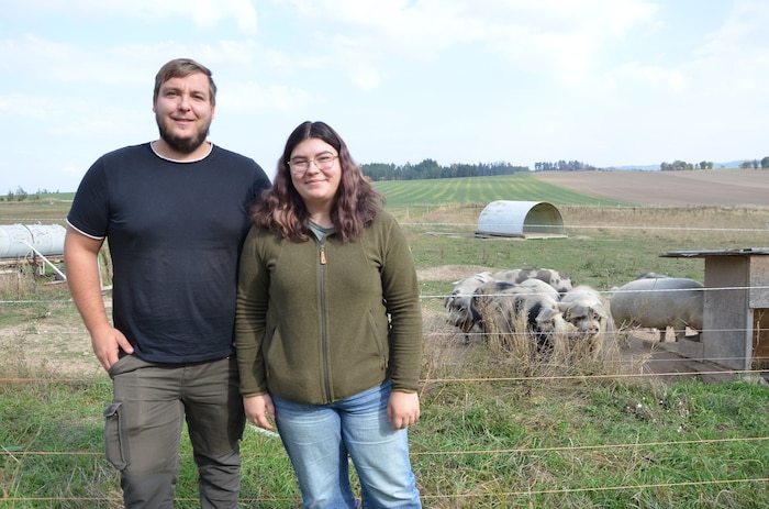 Pia-Maria Miksche und Mathias Mader vor der Weide mit den Turopolje-Schweinen,