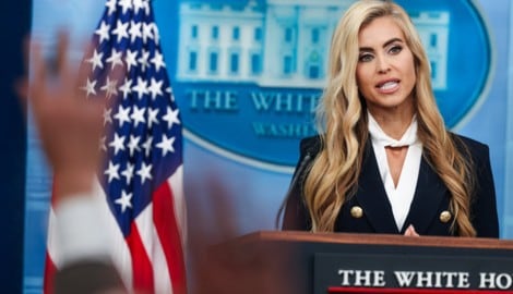 Der erste Auftritt von Trumps neuer Sprecherin Katie Zacharia sorgte für einige kritische ...