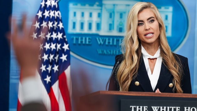 Der erste Auftritt von Trumps neuer Sprecherin Katie Zacharia sorgte für einige kritische ...