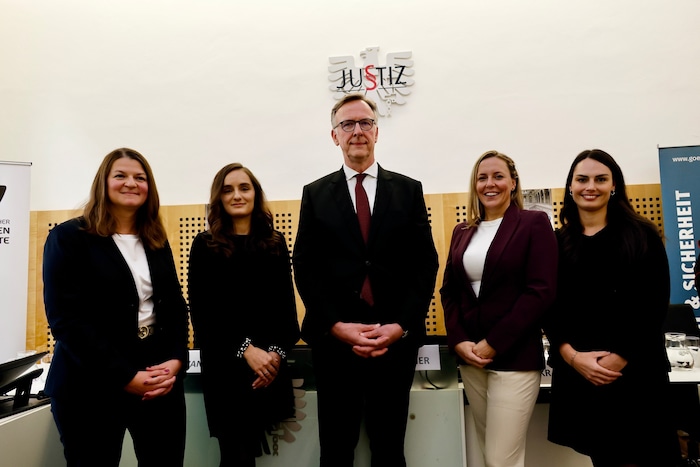 Stimmen der Konferenz: Richterin Julia Juri-Poier, Staatsanwältin Laura Markt-Holzmann, ...
