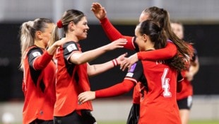 Nachdem Eileen Campbell (2. v. l.) zuletzt das Tor zum 4:0-Endstand im WM-Quali-Playoff der ...