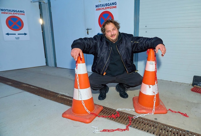 Für jeden Schmäh zu haben. Zwischen zwei Verkehrshütchen posierte Kabarettist David Scheid für ...