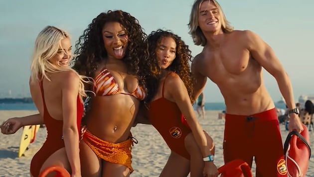 An heißen Kurven und sexy Sixpacks mangelt es im ersten Trailer zum „Baywatch“-Reboot ebenso ...