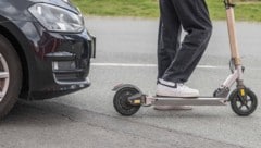 Die Polizei sucht nach einem schwarzen Pkw. Zeugen werden gebeten, sich mit der ...