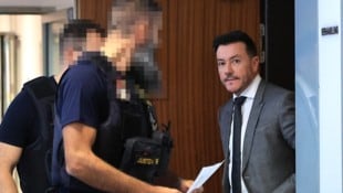 Benko – hier bei seinem jüngsten Termin in Innsbruck – bekommt tatsächlich eine Fußfessel.