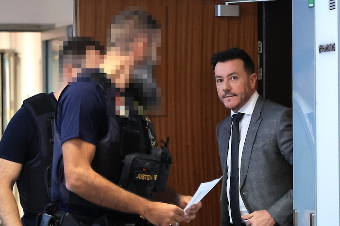 Benko – hier bei seinem jüngsten Termin in Innsbruck – bekommt tatsächlich eine Fußfessel.