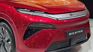 Mit dem BYD Atto 8 nähert sich die Ladedauer an die Zeit eines Sprit-Tankstopps an.