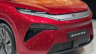 Mit dem BYD Atto 8 nähert sich die Ladedauer an die Zeit eines Sprit-Tankstopps an.