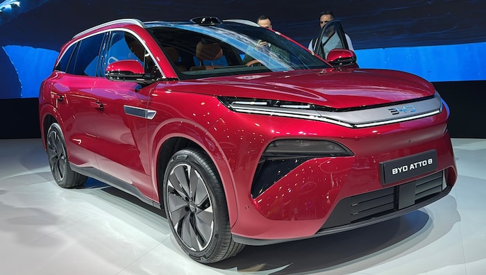 Mit dem BYD Atto 8 nähert sich die Ladedauer an die Zeit eines Sprit-Tankstopps an.