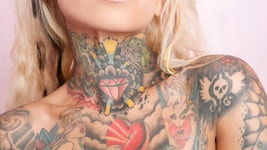 Tattoos sind inzwischen weitgehend akzeptiert, mitunter je nach Anlass und Beruf jedoch ...
