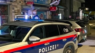 Polizei beim Tatort am Dienstagabend in Hallwang. 