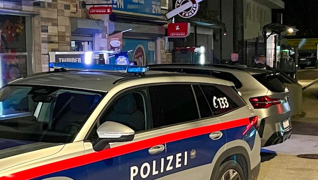 Polizei beim Tatort am Dienstagabend in Hallwang.