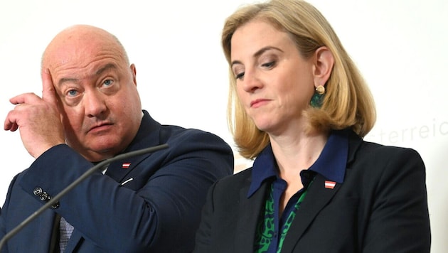 Die NEOS werden wohl ihr Vorhaben, Spitzenpolitikern finanziell auf die Finger zu klopfen, wohl ...