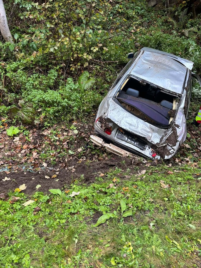 Der Wagen wurde stark demoliert und musste abgeschleppt werden.