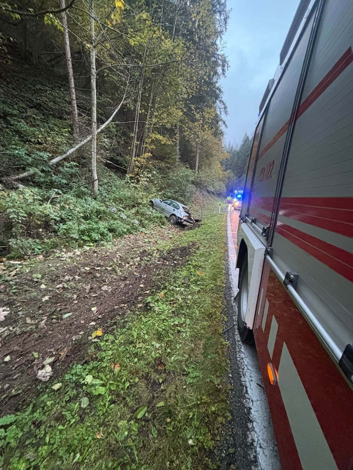 Das Auto lag im Graben.