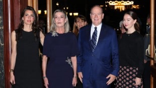 Fürst Albert kam mit seiner Schwester Caroline und seinen Nichten Charlotte Casiraghi und ...