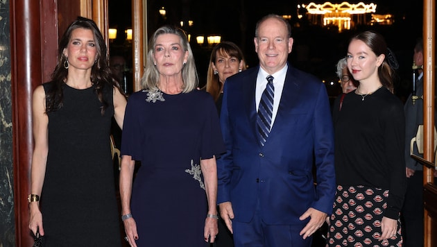 Fürst Albert kam mit seiner Schwester Caroline und seinen Nichten Charlotte Casiraghi und ...