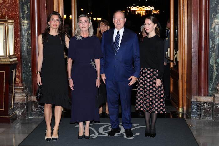 Vor allem Prinzessin Carolines schöne Töchter Charlotte und Alexandra wurden zum modischen ...